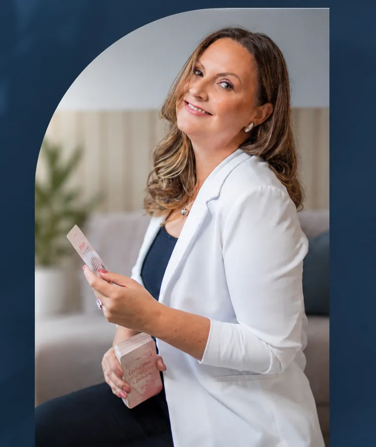 Regiele von Holleben, de blazer branco, segurando cartas